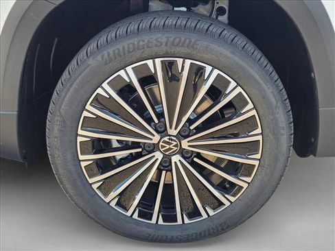 New 2026 Volkswagen Taos SE FWD image 10