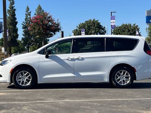Used 2024 Chrysler Voyager LX FWD image 5