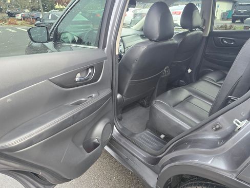 Used 2017 Nissan Rogue SV w/ SV Family Package image 29