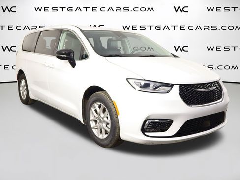 Used 2024 Chrysler Pacifica Touring-L image 45