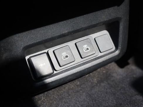 Used 2024 Land Rover Discovery Dynamic SE image 28