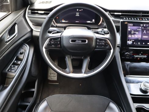 Used 2023 Jeep Grand Cherokee Altitude RWD image 18