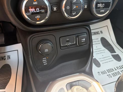 Used 2017 Jeep Renegade Latitude w/ Popular Equipment Group AWD/4WD image 31
