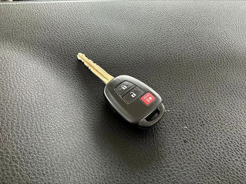 Used 2017 Toyota RAV4 LE image 31