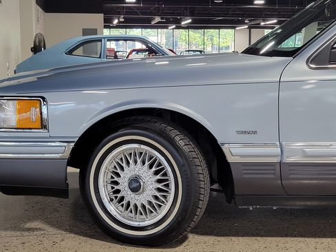 Used 1993 Lincoln Town Car Signature RWD image 24