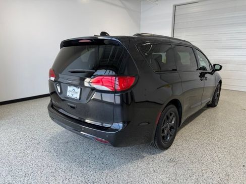 Used 2018 Chrysler Pacifica Touring-L w/ Premium Audio Group FWD image 3