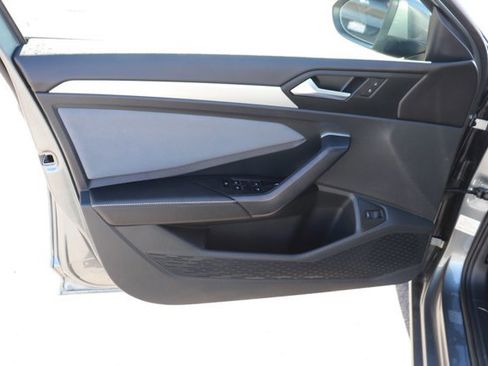 Used 2025 Volkswagen Jetta SE image 9