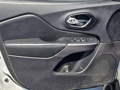 Used 2021 Jeep Cherokee Latitude FWD image 19