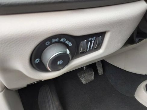 Used 2024 Chrysler Pacifica Touring-L FWD image 24
