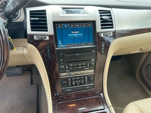 Used 2010 Cadillac Escalade Premium image 33