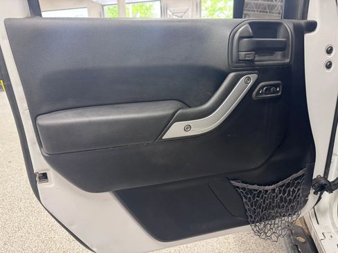 Used 2015 Jeep Wrangler Unlimited Rubicon w/ Connectivity Group AWD/4WD image 19