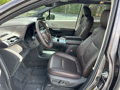 Certified 2023 Toyota Sienna Platinum FWD image 16