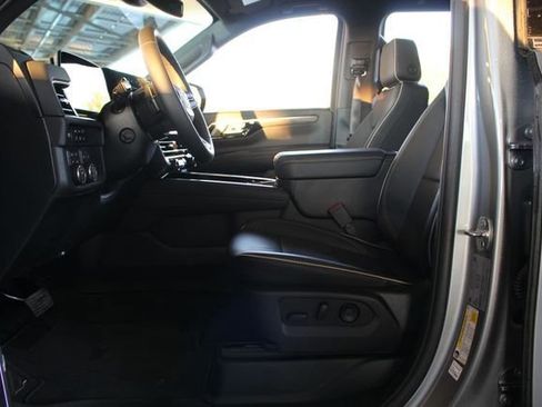 Used 2025 Chevrolet Suburban Premier image 9