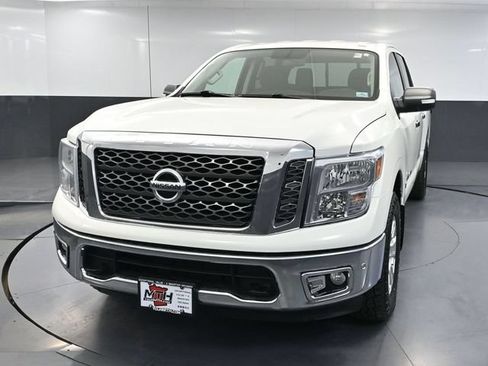 Used 2018 Nissan Titan SV AWD/4WD image 10