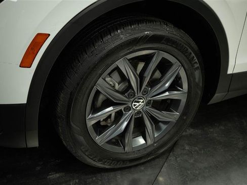 Used 2022 Volkswagen Tiguan SE w/ Panoramic Sunroof Package image 4