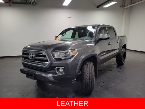 Used 2016 Toyota Tacoma Limited w/ Towing Package image 4