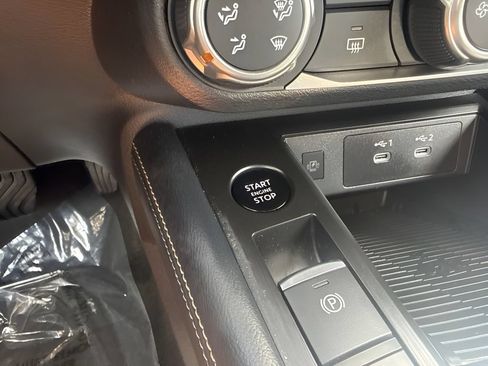 Used 2025 Nissan Kicks SV AWD/4WD image 13