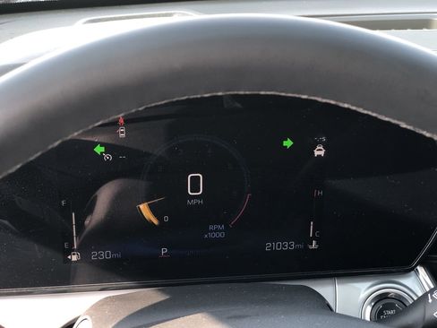 Used 2025 Chevrolet Trax LT w/ LT Convenience Package image 16