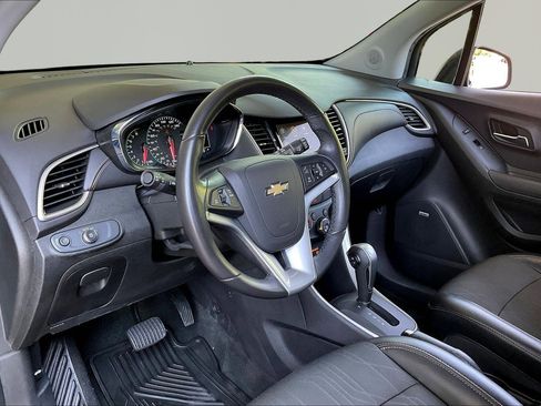 Used 2019 Chevrolet Trax LT w/ Sun & Sound Package AWD/4WD image 16