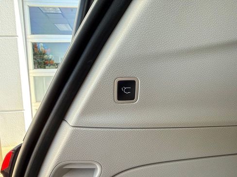 Used 2023 Chrysler Pacifica Touring-L AWD/4WD image 5
