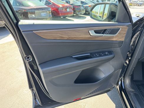 Used 2026 Volkswagen Atlas SE FWD image 13