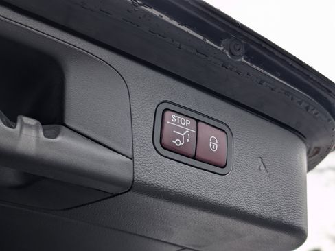 Used 2018 Mercedes-Benz GLC 300 4MATIC image 44