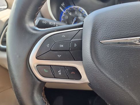 Used 2018 Chrysler Pacifica Touring-L image 15