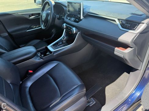 Used 2019 Toyota RAV4 Limited w/ Cold Weather Package FWD image 11