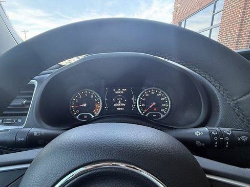 Used 2018 Jeep Renegade Latitude FWD image 23