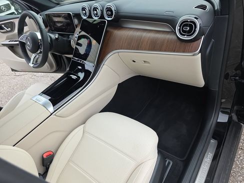 Used 2025 Mercedes-Benz GLC 300 4MATIC image 13