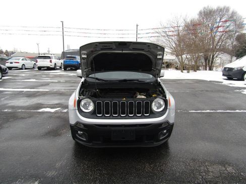 Used 2018 Jeep Renegade Latitude w/ Cold Weather Group image 28