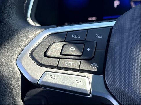 Used 2023 Volkswagen Tiguan SE image 15