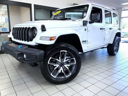 Used 2024 Jeep Wrangler Unlimited w/ Convenience Group AWD/4WD image 2