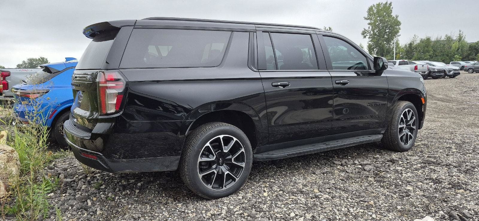 Used 2024 Chevrolet Suburban RST w/ Luxury Package AWD/4WD image 3