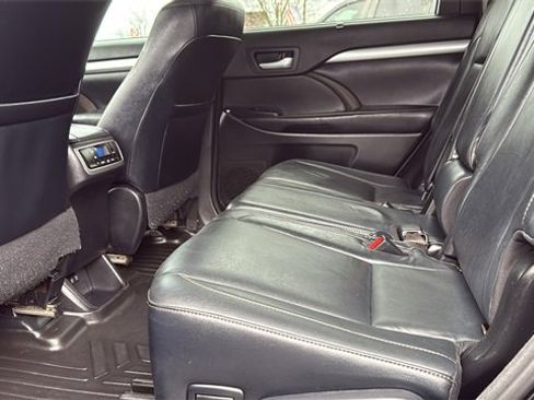 Used 2017 Toyota Highlander FWD V6 image 23