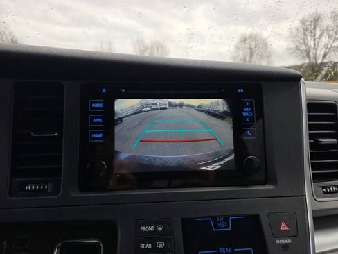 Used 2017 Toyota Sienna LE image 27