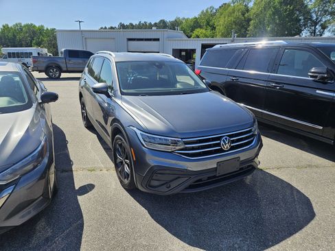 Used 2023 Volkswagen Tiguan SE FWD image 1