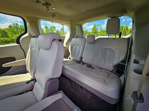 Used 2020 Chrysler Pacifica Touring-L Plus FWD image 35