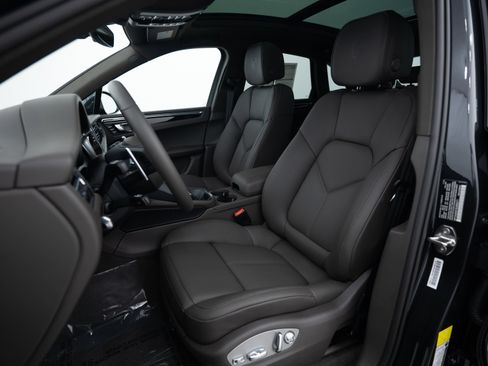 Certified 2025 Porsche Macan image 5
