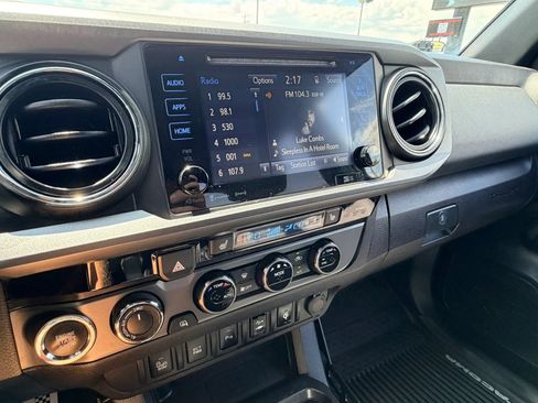 Used 2017 Toyota Tacoma TRD Off-Road w/ Premium & Technology Package AWD/4WD image 18