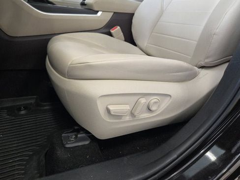 Used 2022 Toyota Highlander XLE AWD/4WD image 24