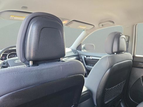 Used 2013 Kia Sorento LX w/ Convenience Pkg image 11