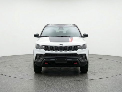Used 2025 Jeep Compass Trailhawk image 2