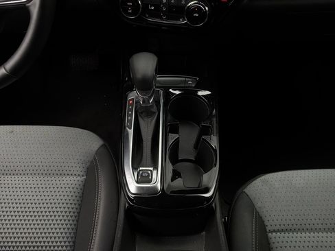Used 2025 Chevrolet Trax LT w/ LT Convenience Package FWD image 14