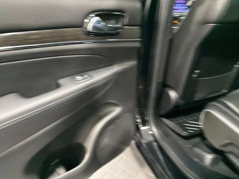 Used 2020 Jeep Grand Cherokee Overland AWD/4WD image 31