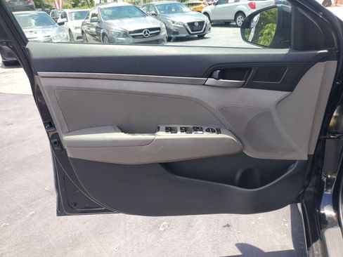 Used 2017 Hyundai Elantra SE image 13