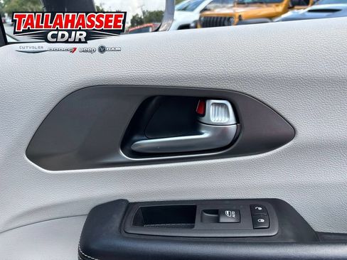 Used 2021 Chrysler Pacifica Touring-L FWD image 29