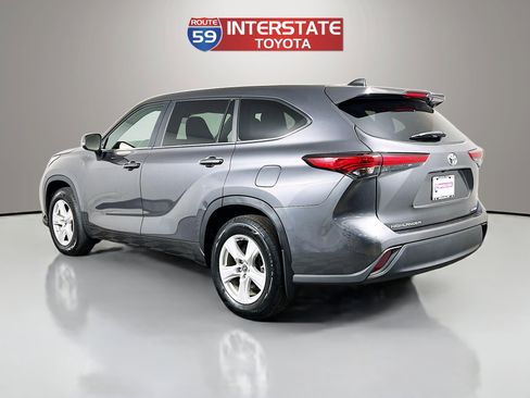 Used 2023 Toyota Highlander LE image 5