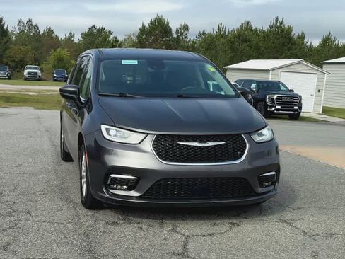 Used 2023 Chrysler Pacifica Touring-L FWD image 3