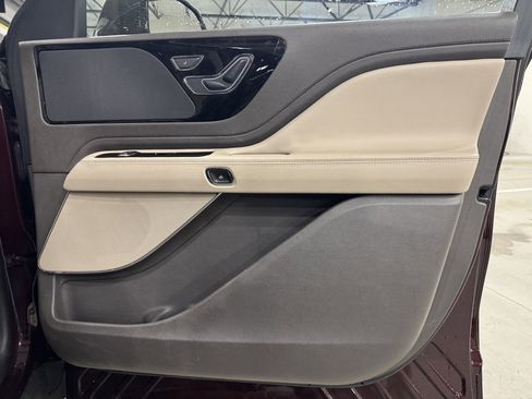 Used 2022 Lincoln Aviator AWD w/ Premium Package image 17